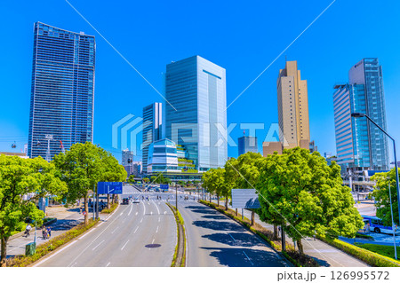 日本の東京都市景観 桜木町駅前のビル群や横浜市役所などを望む 126995572