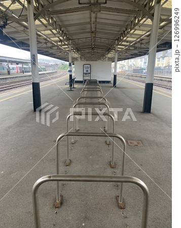 イギリスの駅のプラットフォーム 126996249