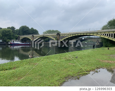橋のある風景 126996303