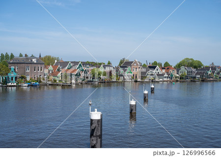 晴天のザーンセ・スカンス の風景（木造家屋と緑地）／オランダ 126996566