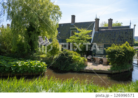 晴天のザーンセ・スカンス の風景（木造家屋と緑地）／オランダ 126996571