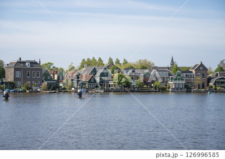 晴天のザーンセ・スカンス の風景（木造家屋と緑地）／オランダ 126996585