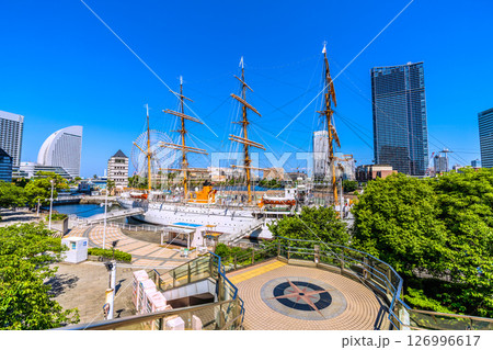 日本の東京都市景観 桜木町駅前のビル群や帆船日本丸などを望む 日本の東京都市景観 桜木町駅前のビル群や帆船日本丸などを望む 126996617