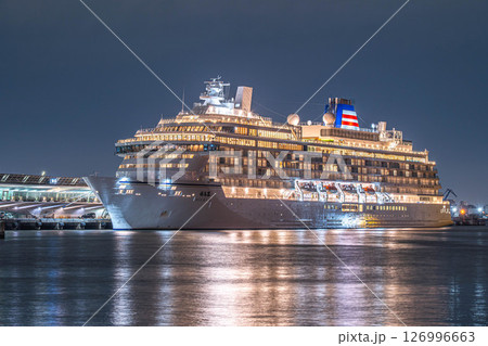 水面に映る「飛鳥III」の光、静かな夜の港 水面に映る「飛鳥III」の光、静かな夜の港 126996663