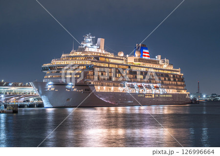水面に映る「飛鳥III」の光、静かな夜の港 水面に映る「飛鳥III」の光、静かな夜の港 126996664