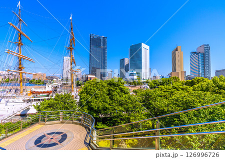 日本の東京都市景観 桜木町駅前のビル群や帆船日本丸などを望む 126996726