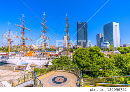日本の東京都市景観 桜木町駅前のビル群や帆船日本丸などを望む 126996731