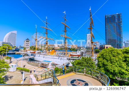 日本の東京都市景観 桜木町駅前のビル群や帆船日本丸などを望む 日本の東京都市景観 桜木町駅前のビル群や帆船日本丸などを望む 126996747