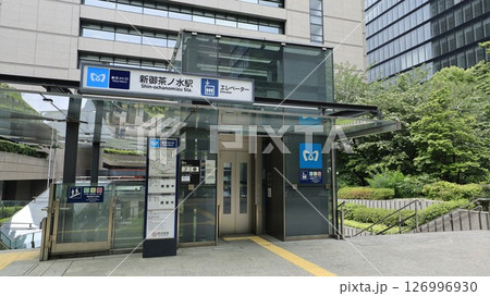 東京メトロ千代田線の新御茶ノ水駅B3b番出入口、エレベーターが設置 東京メトロ千代田線の新御茶ノ水駅B3b番出入口、エレベーターが設置 126996930