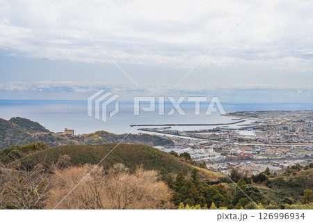 焼津市の笛吹段公園から見た焼津の街並みと海と空の風景(静岡県) 126996934