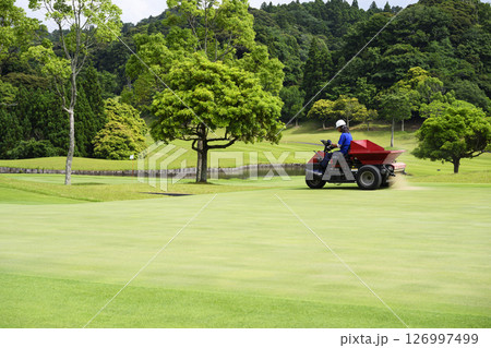 ゴルフ場のグリーンとグリーンキーパー ゴルフ場のグリーンとグリーンキーパー 126997499