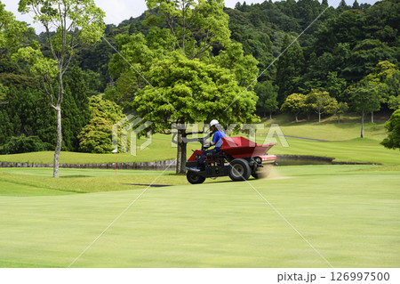 ゴルフ場のグリーンとグリーンキーパー 126997500