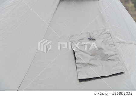 【中津川河川敷でオートキャンプ　テントの煙突穴】 126998032