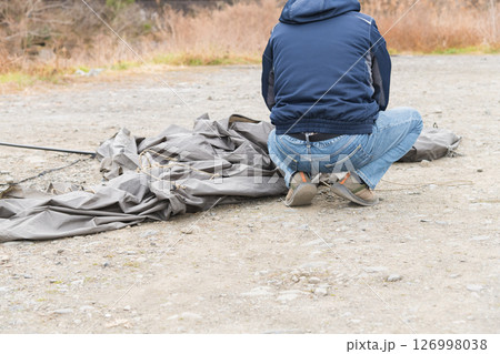 【中津川河川敷でオートキャンプ　テントをたたむ】 126998038