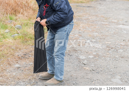 【中津川河川敷でオートキャンプ　ポールをしまう】 126998041