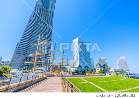日本の横浜都市景観 帆船日本丸や横浜ランドマークタワー、ハマウイングなどを望む 126998382
