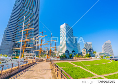 日本の横浜都市景観 帆船日本丸や横浜ランドマークタワーなどを望む 日本の横浜都市景観 帆船日本丸や横浜ランドマークタワーなどを望む 126998393