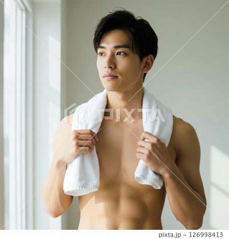 シャワー後に朝の光を浴びる爽やかな日本人男性(AI生成画像) シャワー後に朝の光を浴びる爽やかな日本人男性(AI生成画像) 126998413