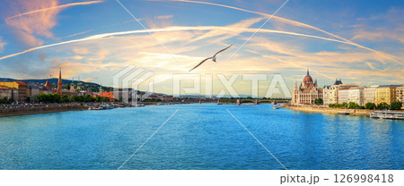 Budapest landmarks panorama, beautifil view of the Danube 126998418