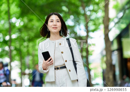ビジネス街を通勤する女性 ビジネス街を通勤する女性 126998655