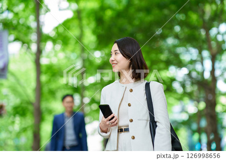 ビジネス街を通勤する女性 126998656