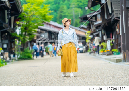 旅行中の女性 風景を見る女性 旅行中の女性 風景を見る女性 127001532