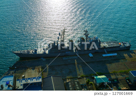 関門海峡　沈む太陽と夕焼け　護衛艦　さわぎり 127001669