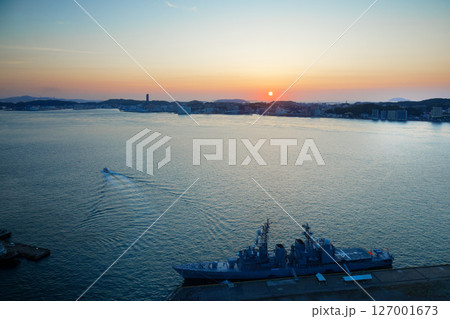 関門海峡 沈む太陽と夕焼け 護衛艦 さわぎり 関門海峡 沈む太陽と夕焼け 護衛艦 さわぎり 127001673