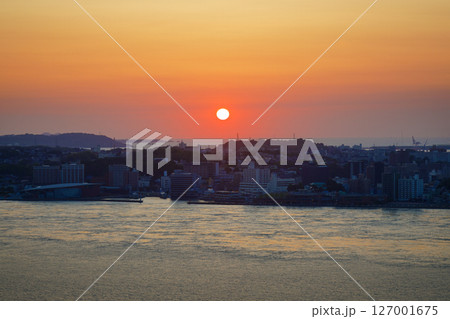 関門海峡　沈む太陽と夕焼け　 127001675