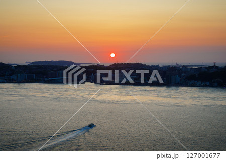 関門海峡　沈む太陽と夕焼け　 127001677