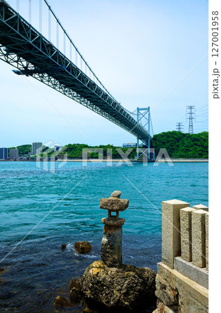 関門海峡と関門橋 石燈籠 関門海峡と関門橋 石燈籠 127001958