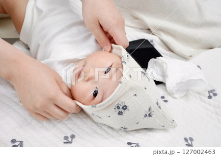 帽子をかぶっている生後3ヶ月の女の子の赤ちゃん 127002463