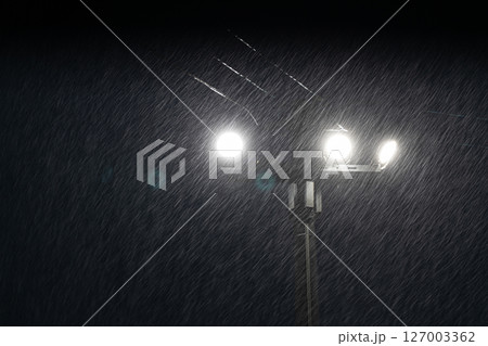夜の大雨のライトアップ　街灯に照らされた雨しぶき 127003362