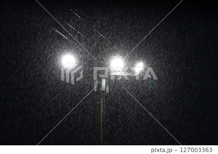 夜の大雨のライトアップ 街灯に照らされた雨しぶき 夜の大雨のライトアップ 街灯に照らされた雨しぶき 127003363