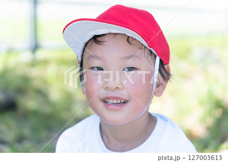 体操服姿の笑顔の男の子 127003613