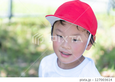 体操服姿の笑顔の男の子 体操服姿の笑顔の男の子 127003614