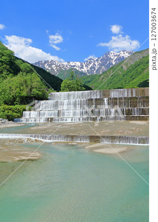初夏の白馬　残雪の五竜岳 127003674