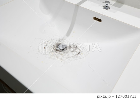 洗面台の排水口の髪の毛 洗面台の排水口の髪の毛 127003713