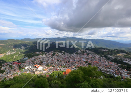 中米メキシコの観光地タスコの街並み 127003758