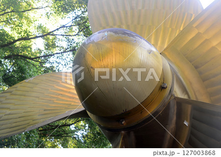 香川県金刀比羅宮境内に奉納された大型船のスクリュー-2 127003868