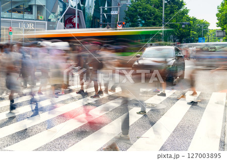 多くの人で混雑する東京・原宿神宮前交差点 多くの人で混雑する東京・原宿神宮前交差点 127003895