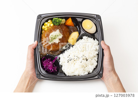 和風おろしハンバーグ弁当を持つ手元 和風おろしハンバーグ弁当を持つ手元 127003978