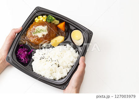 和風おろしハンバーグ弁当を持つ手元 和風おろしハンバーグ弁当を持つ手元 127003979