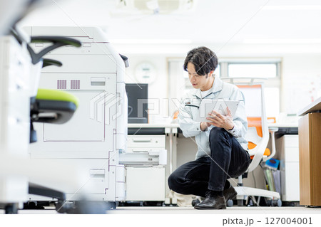 プリンターの点検をする作業員 プリンターの点検をする作業員 127004001