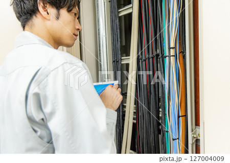電気工事士　チェックする男性 127004009