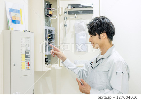 電気工事士 チェックする男性 電気工事士 チェックする男性 127004010