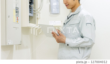 電気工事士　チェックする男性 127004012