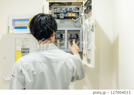 電気工事士　チェックする男性 127004013