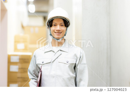 倉庫で働く作業員 倉庫で働く作業員 127004023