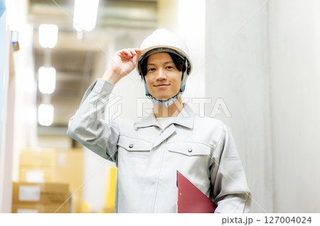 倉庫で働く作業員 127004024